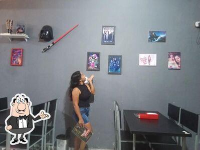 Sente em uma das mesas no Lancheflix