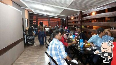 Sente em uma das mesas no Rustikale Pizzaria