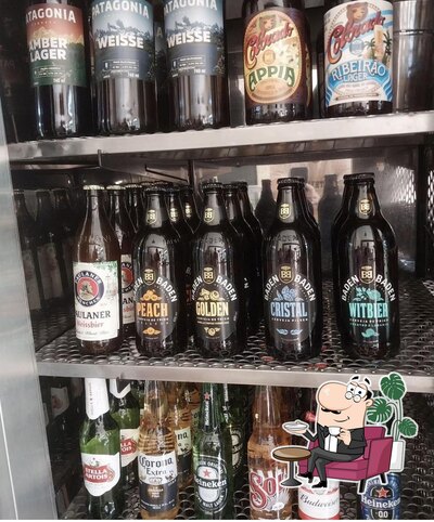 Sente em uma das mesas no Violeta Gastro Beer