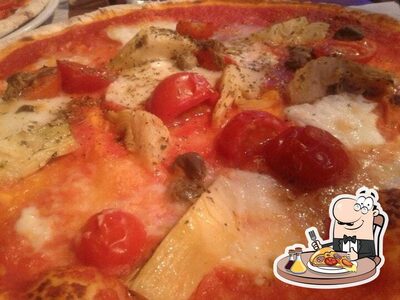 Ordina una pizza al pub & bar Old Tavern