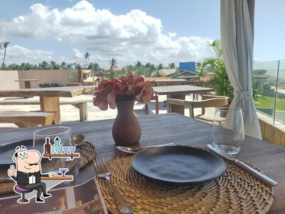 Sente em uma das mesas no Rooftop Taíba