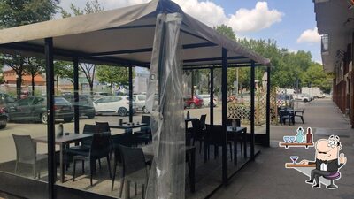 Dai un'occhiata agli interni di Gemini Bar