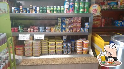 Desfute um copo de cerveja leve ou escura