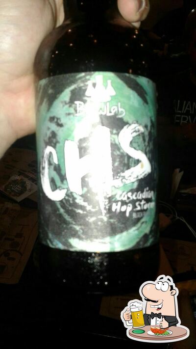 Desfute uma tulipa de cerveja leve ou escura