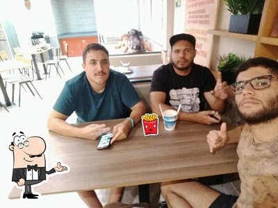 Sente em uma das mesas no Burger King
