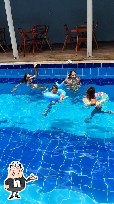 Sente em uma das mesas no Bar e Churrascaria Point do Curas