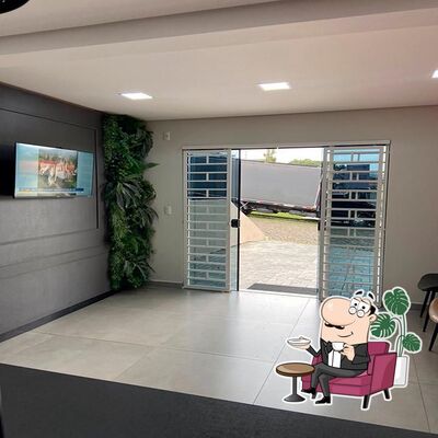 Sente em uma das mesas no Ki Sabor
