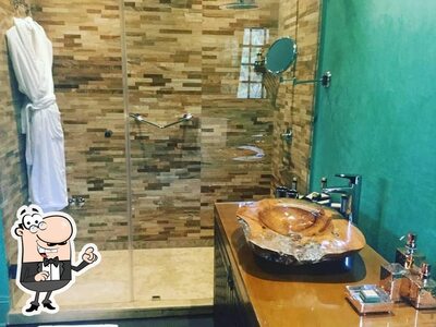 Installez-vous à l'une des tables de Villa Soraya Rabat
