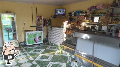 Sente em uma das mesas no Padaria JK
