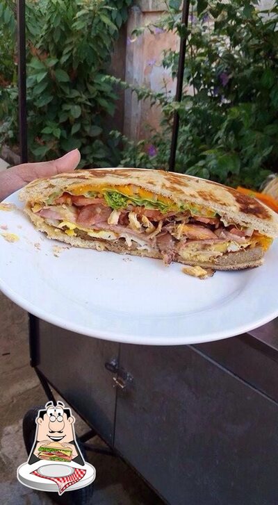 O NE lanches oferece sanduíches e outras refeições de almoço