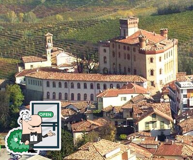 Puoi goderti l'aria fresca da seduto all'esterno di Barolofriends