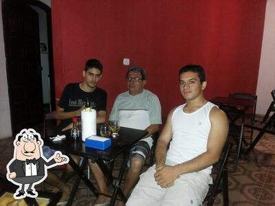 Sente em uma das mesas no Giga Sushi