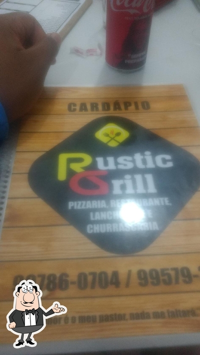 Sente em uma das mesas no Rustic Grill