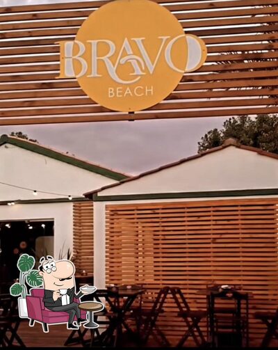 Sente em uma das mesas no Bravo Beach