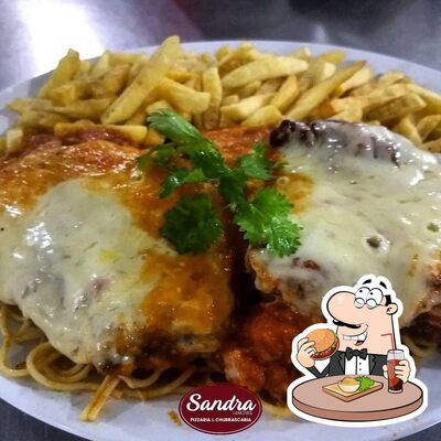Deguste um dos hambúrgueres oferecidos no Sandra Lanches Pizzaria e Restaurante