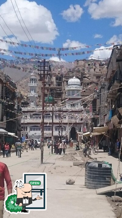 Check out how Himalayan Café looks outside