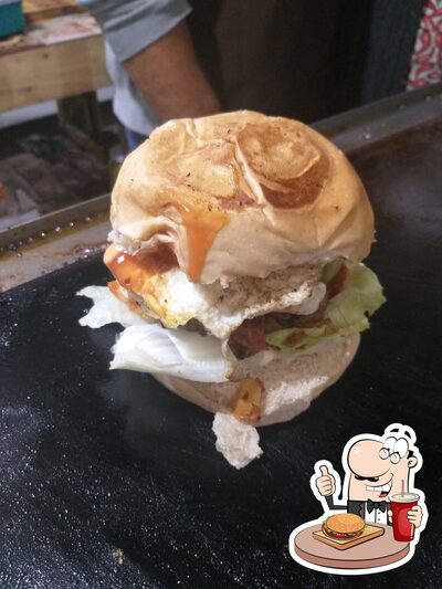Delicie-se com um hambúrguer no Kiko Lanches