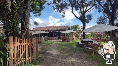 Sente em uma das mesas no Restaurante Toca do tatu