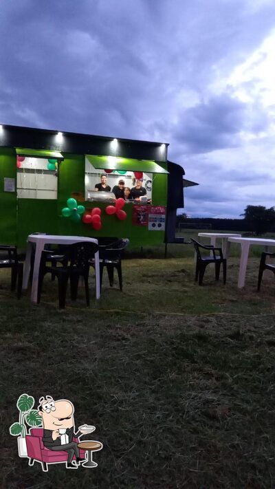 Sente em uma das mesas no Rei do lanche