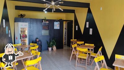Sente em uma das mesas no Parada Obrigatória - Point de Val e Bia