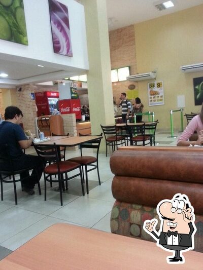 Sente em uma das mesas no SubWay - Rec. Antigo