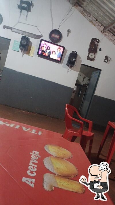 Sente em uma das mesas no Bar e Mercearia dos Gordim