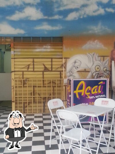 Sente em uma das mesas no Bar Peixe Urbano