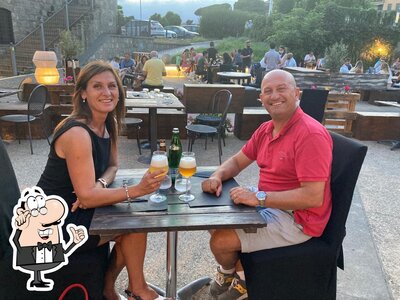 Siediti a un tavolo di VT bere