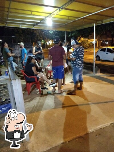 Sente em uma das mesas no Pit Stop
