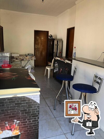 Sente em uma das mesas no Império de Frango Balsas
