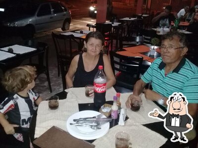 Sente em uma das mesas no Toca do Surubim