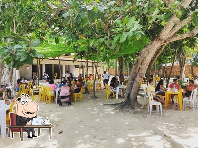 Sente em uma das mesas no Sitio Sabor Caseiro