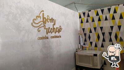 Sente em uma das mesas no Bom Recheio Cozinha e Confeitaria