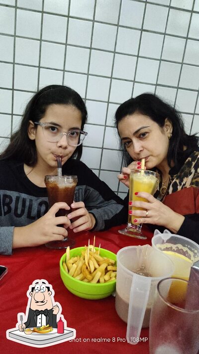 Experimente fritas com diversos molhos