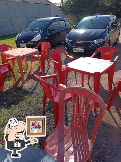 Sente em uma das mesas no Churrasco do Baiano
