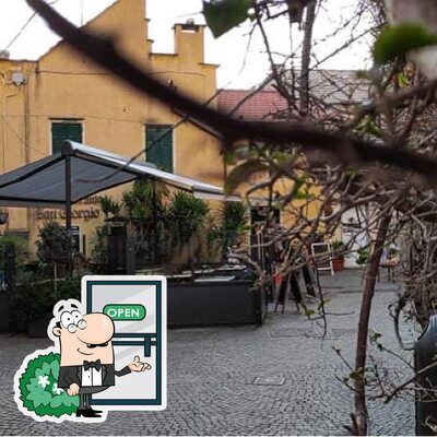 Curiosa tra l'area esterna di Caffè al Castello