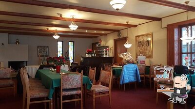 Installez-vous à l'une des tables de Skivum Krat