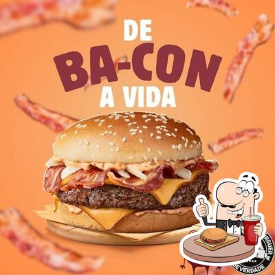 Delicie-se com um hambúrguer no Mega Lanches