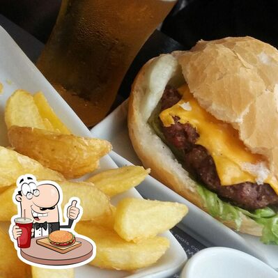 Deguste um dos hambúrgueres disponíveis no Garage
