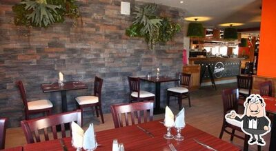 Installez-vous à l'une des tables de Brit Hotel Confort Manosque Cadarache