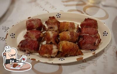 Pasti a base di carne sono disponibili al ristorante con griglia la brace da piero