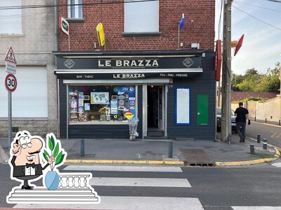 Jetez un coup d’œil à quoi ressemble Cafe Le Brazza mondial relais xl à l'extérieur