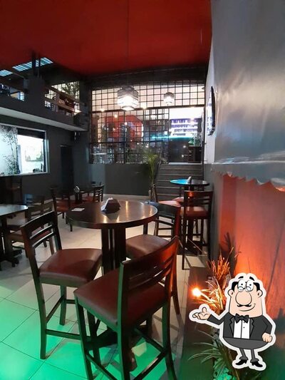 Sente em uma das mesas no Gandaia Lounge