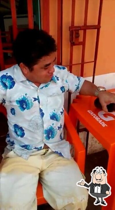 Sente em uma das mesas no A Casa Do Açaí
