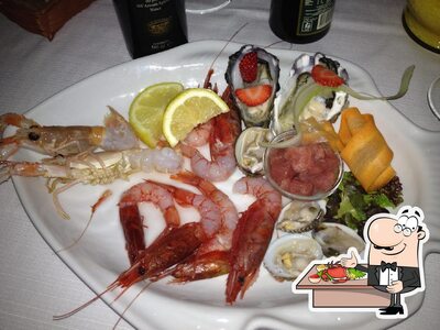 pitrizza restaurant serve un'ampia varietà di piatti di mare