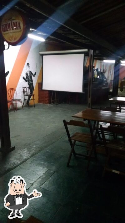 Sente em uma das mesas no Restaurante e Adega BADAROSCAS