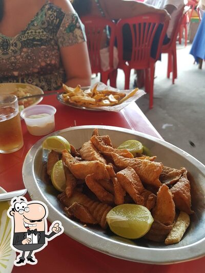 Sente em uma das mesas no Murcegão Bar Restaurante Passeio De Lancha