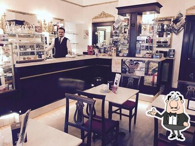 Siediti a un tavolo di Caffè Ducale