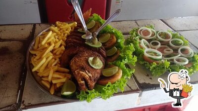 Peça batatas fritas com diversos molhos