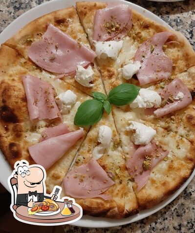 Prenditi una pizza al ristorante con griglia La Piazzetta